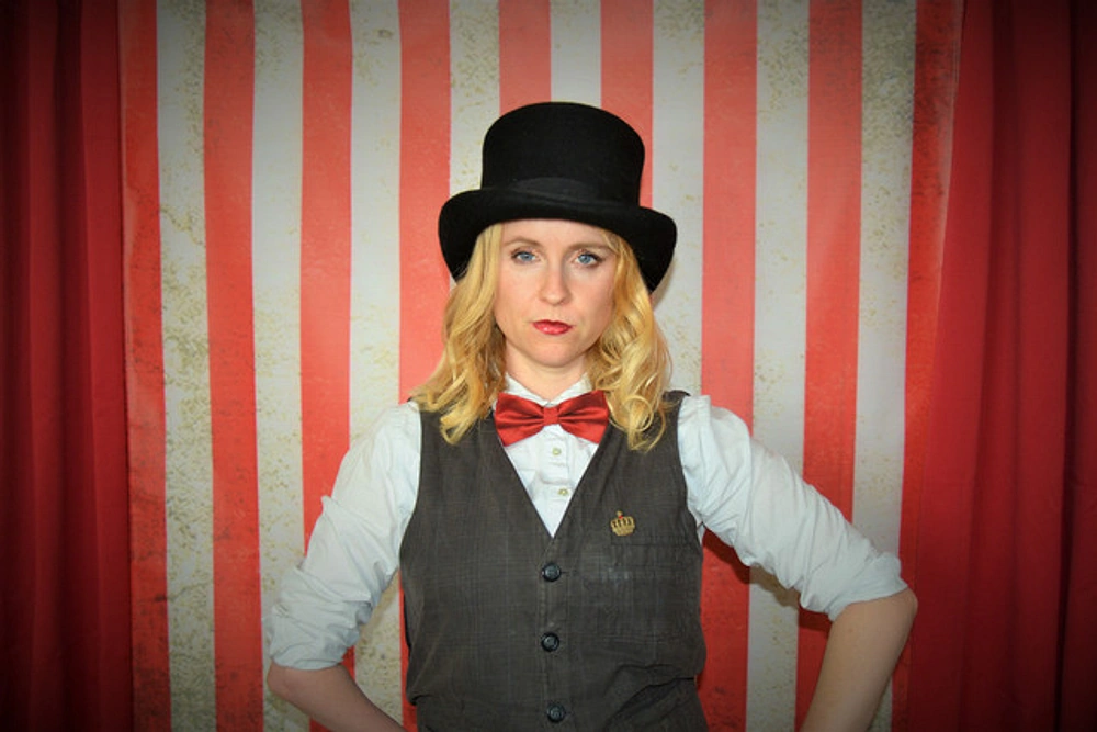 The Sound of Louise Steel Going Over the Top on Sideshow